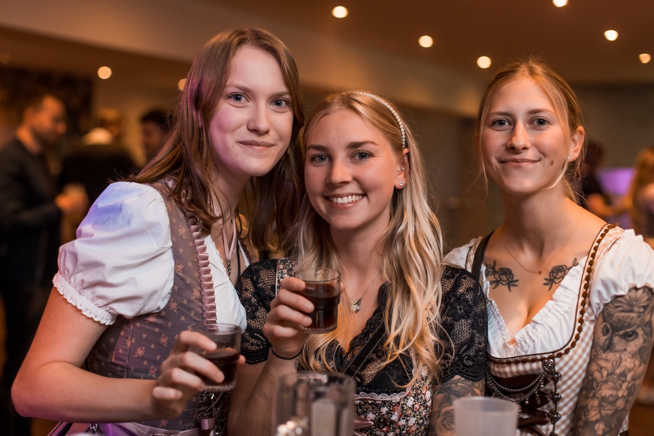 Dirndl & Lederhosen
